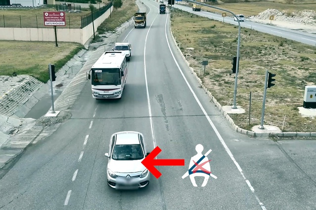Uşak polisi kırmızı ışık ve emniyet kemeri denetimini drone ve KGYS ile sürdürüyor