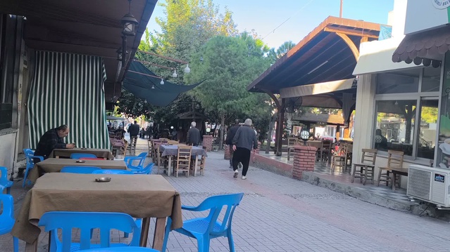 Kadirli'de yaşlılık aylığı 7 bin 200 lira yetmeyince vatandaş çöpten geçim sağlıyor
