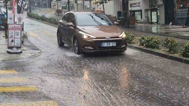 Tekirdağ Süleymanpaşa'da sağanakta yollar suyla doldu, vatandaşlar tentelere sığındı