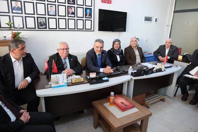 Yozgat Valisi Özkan, Muhtarlar Günü'nde dernek ziyaretinde muhtarları kutladı