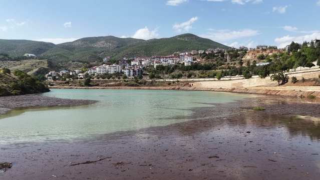 Tunceli'de sağanak sonrası Munzur'un taşıdığı kalıntılar baraj kıyısına doldu