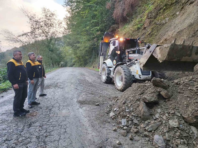 Düzce Fındıklıaksu'da heyelanla kapanan köy yolu İl Özel İdaresi'nce açıldı