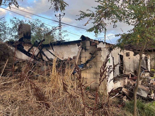 Tekirdağ Hayrabolu'da müstakil evde çıkan yangın, evi kullanılamaz hale getirdi