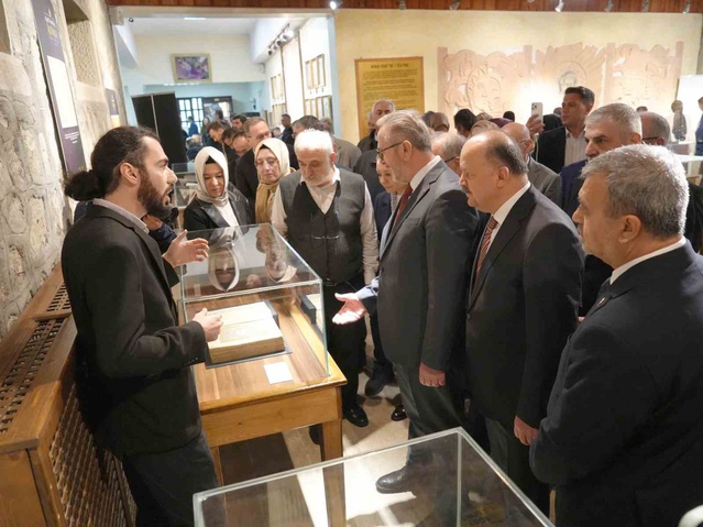 Kastamonu'da açılan sergide farklı illerden getirilen 55 yazma eser görücüye çıktı