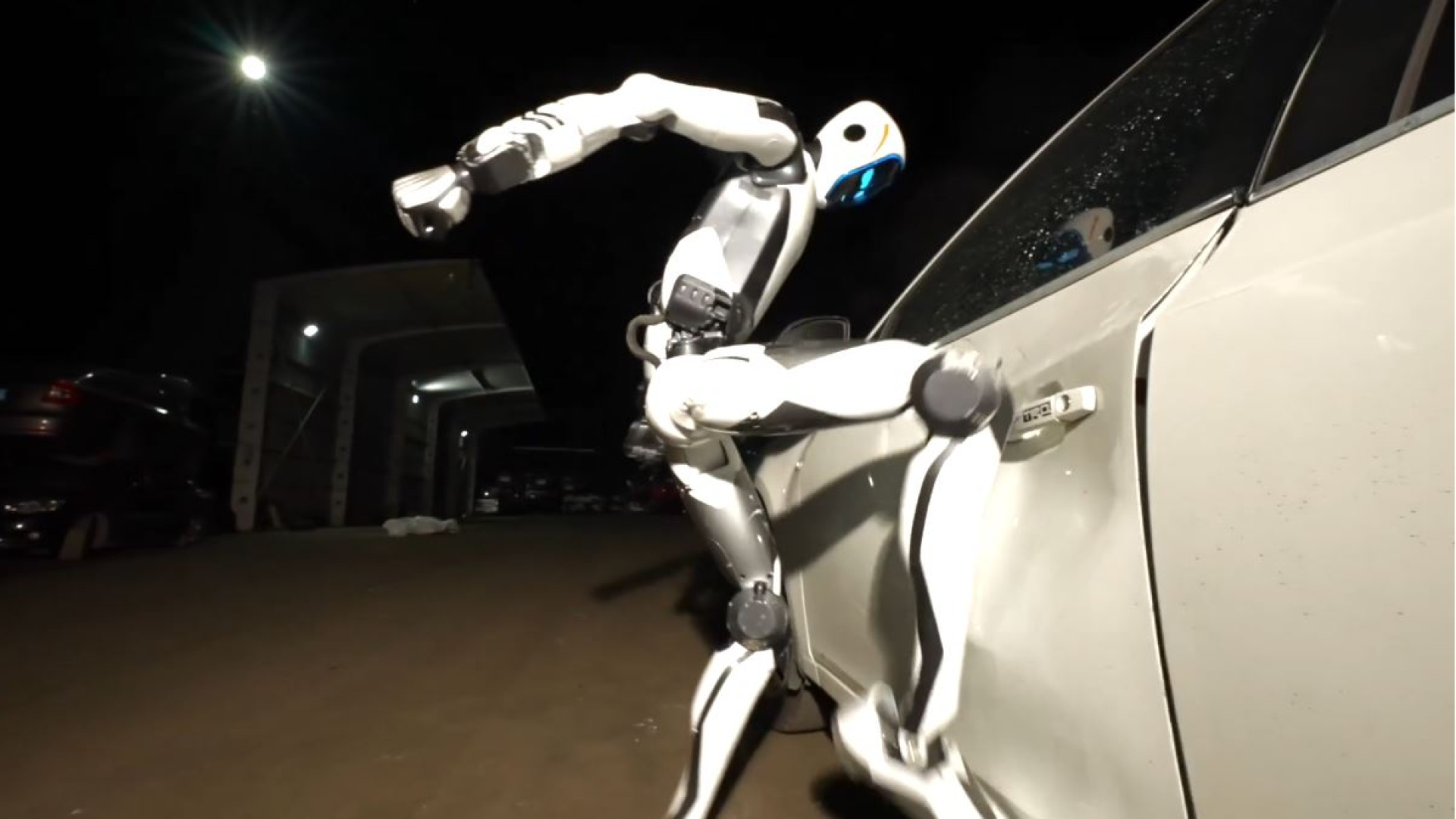 Çinlilerden Kung-Fu'cu güvenlik robotu
