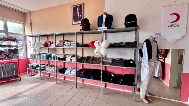 ADÜ Bozdoğan MYO'da Kızılay Butik öğrencilere ücretsiz hizmete girdi