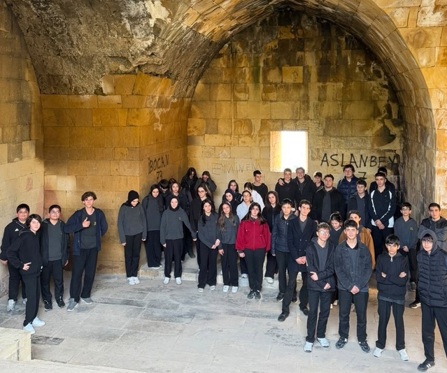 Bayburt Lisesi öğrencileri Bayburt Kalesi çevresinde çevre temizliği yaptı