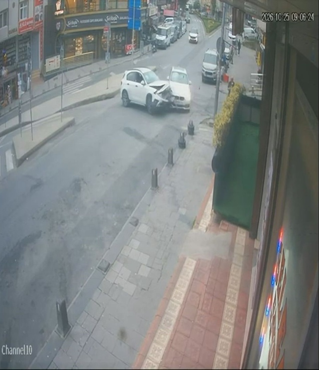 Arnavutköy'de iki otomobilin çarpıştığı an kameraya yansıdı, 1 kişi hafif yaralandı
