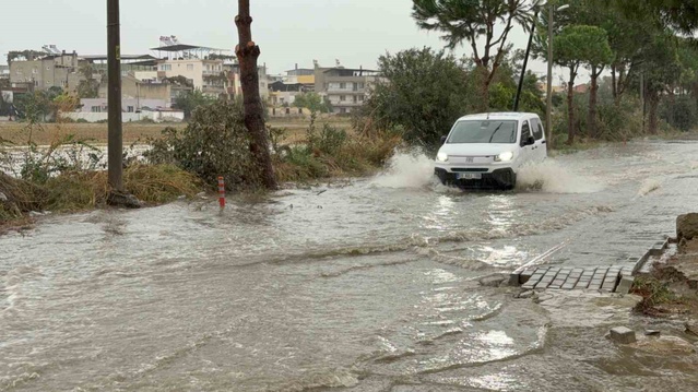 Aydın İncirliova'da sağanak yolları su altında bıraktı, araçlar güçlükle ilerledi