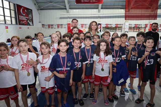 Tekirdağ'da düzenlenen Cumhuriyet Kupası'nda 198 sporcu kulaç attı