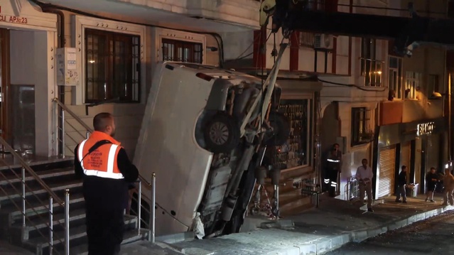 Şişli'de pazar sokağında minibüs bina boşluğuna düştü, sürücü hafif yaralandı