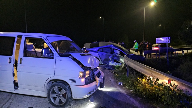 Çorum-Samsun kara yolunda otomobil ile minibüs çarpıştı, 3 kişi yaralandı