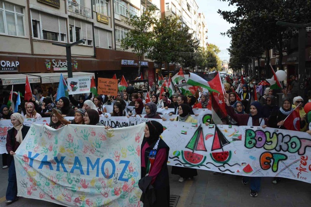 Balıkesir'de yaklaşık bin kişi Gazze için yürüdü, İsrail'e lanet sloganları attı