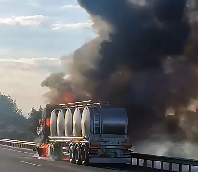 Adana'da TAG'da TIR alev aldı, itfaiye söndürdü; araç kullanılamaz hale geldi.