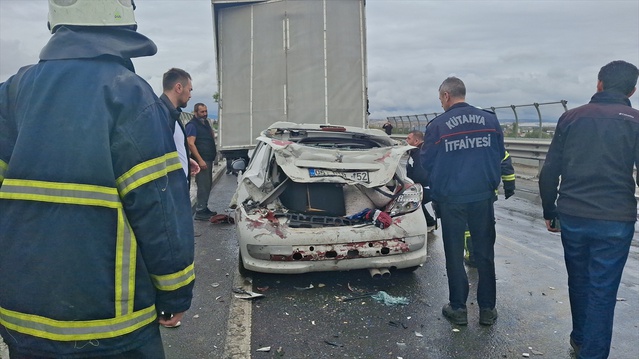 Kütahya'da 5 araçlık zincirleme kazada otomobilde sıkışan sürücü yaralandı