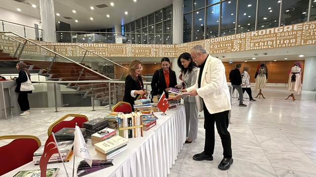 Bursa'da 700 Bin Kitap projesi konserinde sanatseverler bilet yerine kitap getirdi
