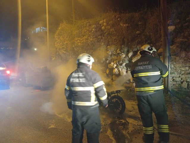 Antakya Aydınlıkevler'de yanan motosiklet kullanılmaz hale geldi