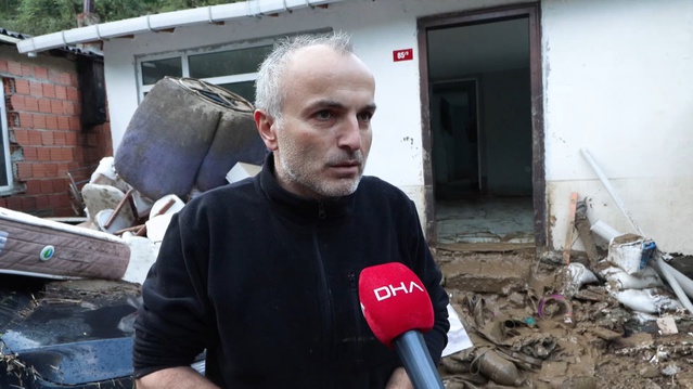 Sarıyer Ayazağa'da jandarma ekipleri çamur dolan evlerde temizliğe destek verdi
