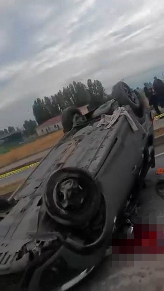 Muş Korkut'ta refüje çarpıp takla atan otomobilde 1 kişi öldü, 3 kişi yaralandı