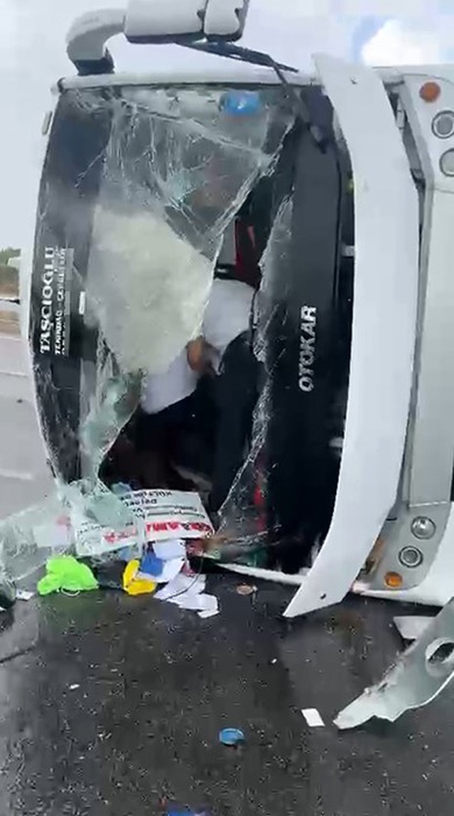 Antalya Aksu'da 11.00 sıralarında midibüs devrildi, yaralıların olduğu bildirildi