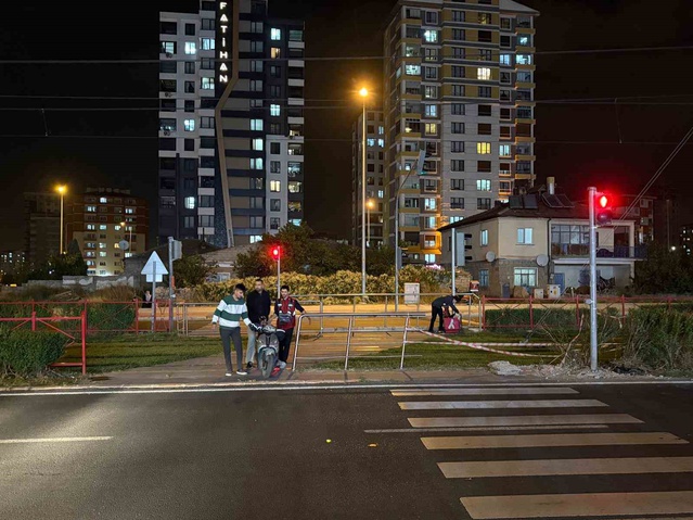 Kayseri Melikgazi'de motosiklet tramvayla çarpıştı, sürücü hafif yaralandı