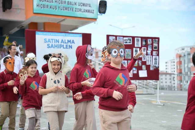 Trabzon Akçaabat'ta hayvan sevgisi etkinliğinde jandarma köpekleri gösteri yaptı
