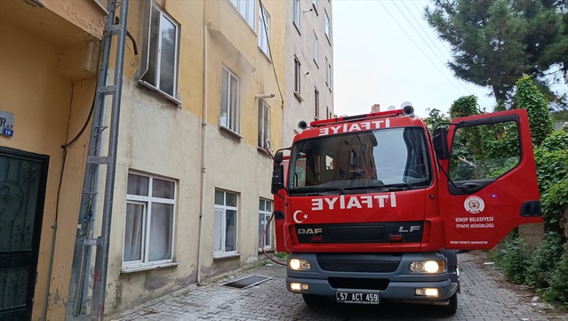 Sinop Kefevi Mahallesi'nde evde çıkan yangını itfaiye söndürdü, maddi hasar oluştu