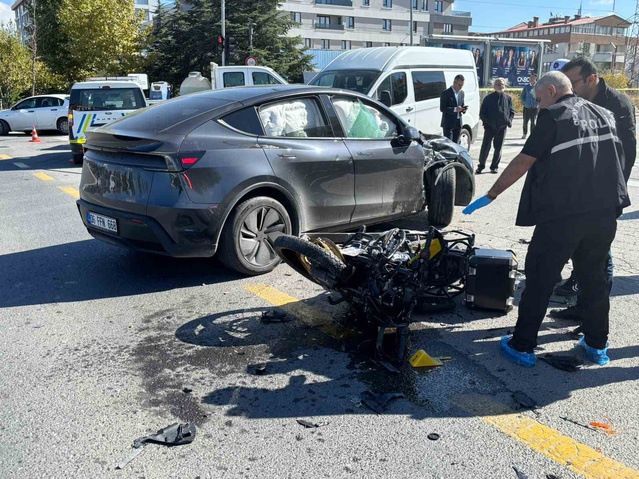 Ankara Çankaya Kırkkonaklar'da otomobil ile motosiklet çarpıştı, 1 kişi öldü