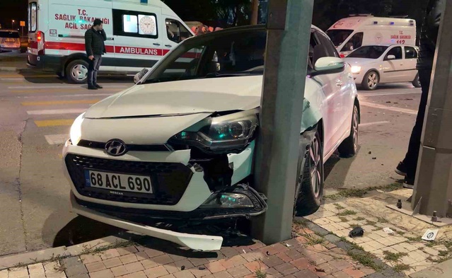 Aksaray'da 3 otomobil ve motosikletin karıştığı kazada 3 kişi yaralandı, sürücü kaçtı