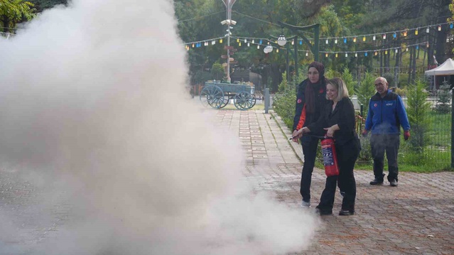 Afyonkarahisar AFAD, Bolvadin'de minik öğrencilere deprem ve yangın tatbikatı yaptı
