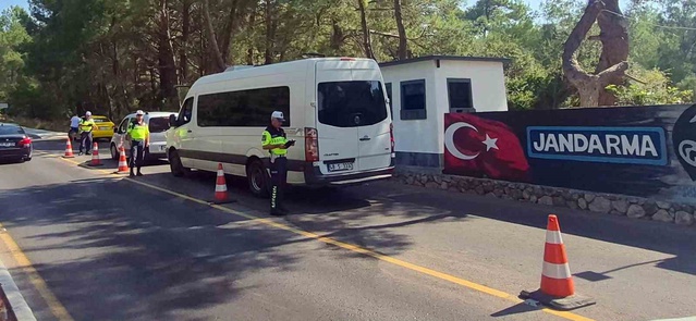 Jandarma Muğla'da 22 bin 72 aracı denetledi, 233'ü trafikten men edildi