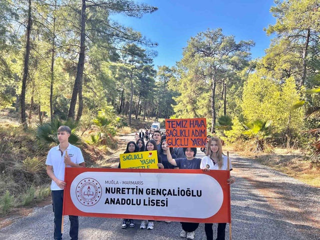 Muğla Marmaris'te öğrenciler sağlıklı yaşam için Kaymakam Nurullah Kaya ile yürüdü