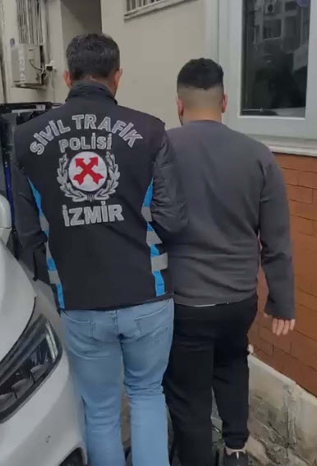 Konak'ta sahil bulvarında aracı ısrarla takip eden sürücü ile yolcusuna toplam 366 bin lira ceza