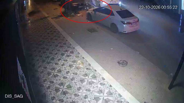 Reyhanlı'da polis aracına çarpan çalıntı motosikletten savrulan yolcu kaçtı