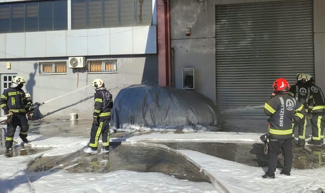 Denizli Merkezefendi'de elektrikli otomobilde çıkan yangın itfaiyece söndürüldü
