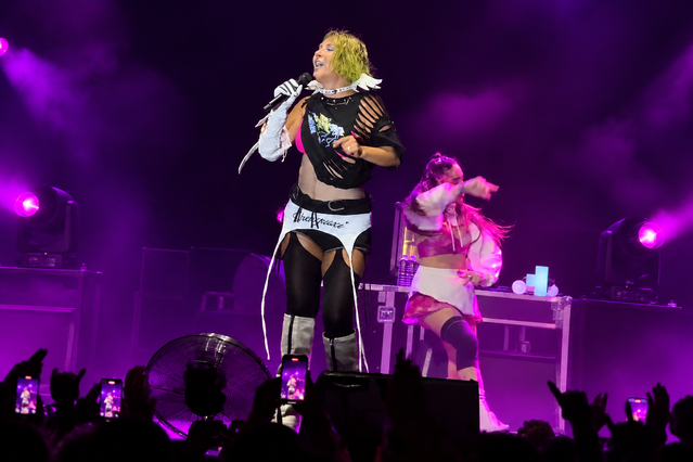 Hande Yener’in sahne kostümü dikkat çekti