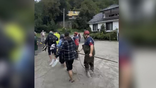 Sakarya'da jandarma selde mahsur kalanları kurtardı, bebeği halatla tahliye etti