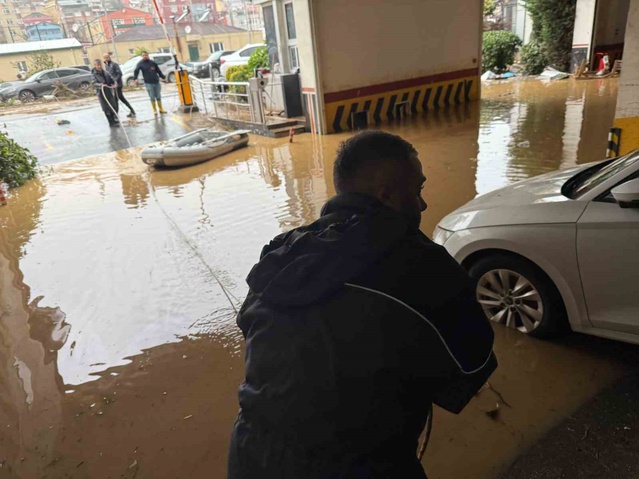 İstanbul Sarıyer'deki MY Home sitesi otoparkında mahsur kalanlar şişme botlarla çıktı
