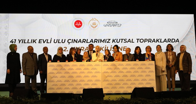 Ulu Çınarlar projesinde 41 yıl ve üzeri evli 1000 çift Gaziantep'ten Umre'ye gidecek