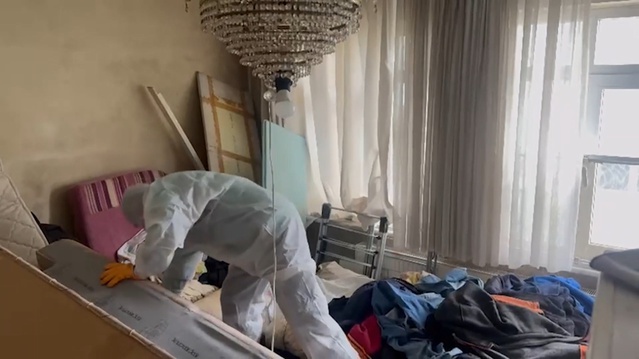 Beyoğlu'nda komşuların koku ihbarı: Daireden 4 ton çöp ve eşya taşındı