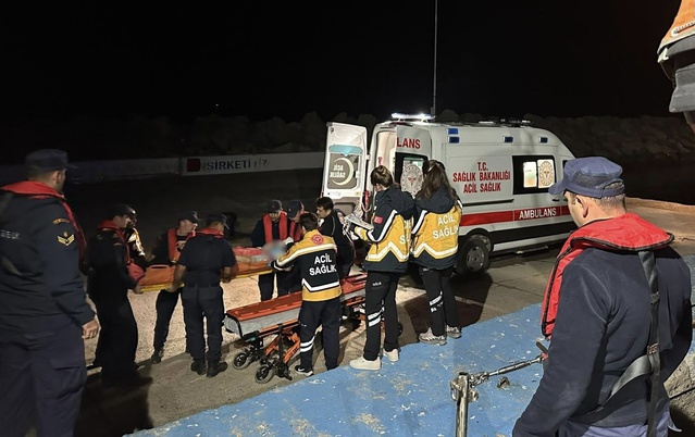 Sahil Güvenlik botu beyin kanaması şüphesiyle 77 yaşındaki hastayı Gökçeada'dan aldı