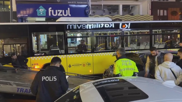 Küçükçekmece'de otomobil, iddiaya göre yolcu minibüsüne çarptı, 2 kişi yaralandı