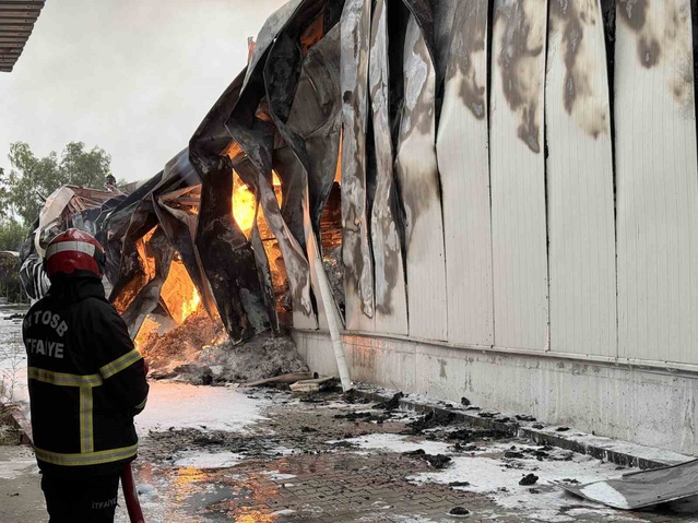 Mersin'de tütün ve makaron fabrikasının 3 deposunda yangına itfaiye müdahale ediyor