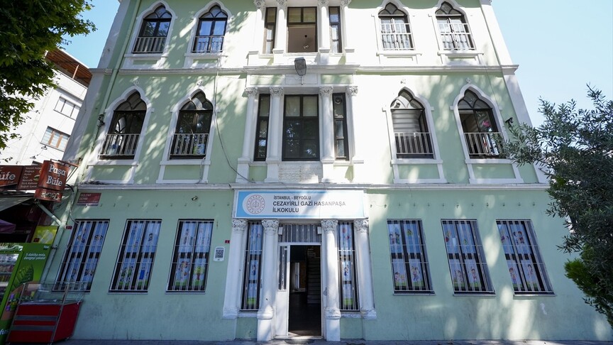 Kaptan-ı Derya'nın komutanlık binasında eğitim geleneğini sürdüren Cezayirli Gazi Hasanpaşa İlkokulu