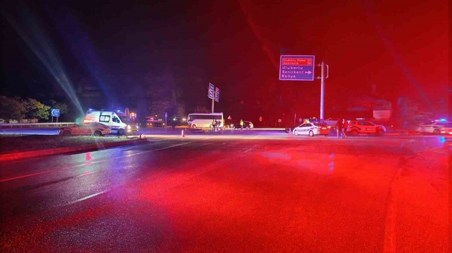 Isparta Keçiborlu'da midibüs tıra çarptı, 17 yaralı; Vali Erin hayati risk yok dedi