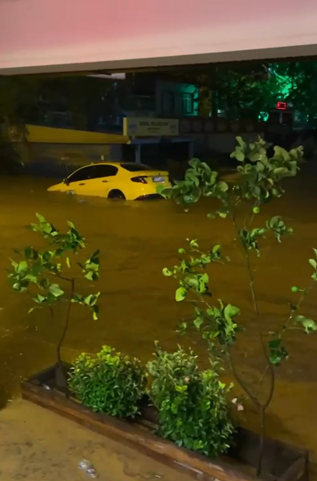 Yalova Armutlu'da sağanak dereleri taşırdı, araçlar sürüklendi, kahvehaneyi su bastı