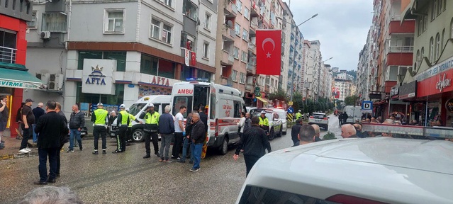 Refüje çarpan otomobil Giresun'da markete yöneldi: 3 yaya yaralandı