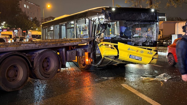 Bağcılar'da İETT'ye bağlı özel halk otobüsü çekiciye çarptı, yaralanan olmadı