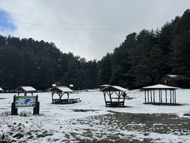 Bolu'ya yaklaşık 35 km uzaklıktaki Abant Gölü'nde sağanak gece yerini kara bıraktı