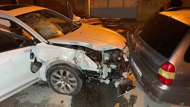 Karaman'da gece iki aracın kavşakta çarpışması sonucu 2'si ağır 3 kişi yaralandı